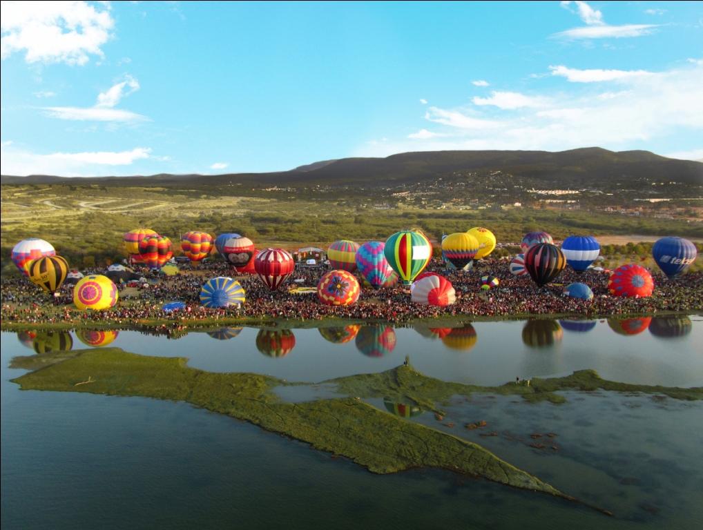 Los visitantes del Festival del Globo aprovechan y compran productos de piel.