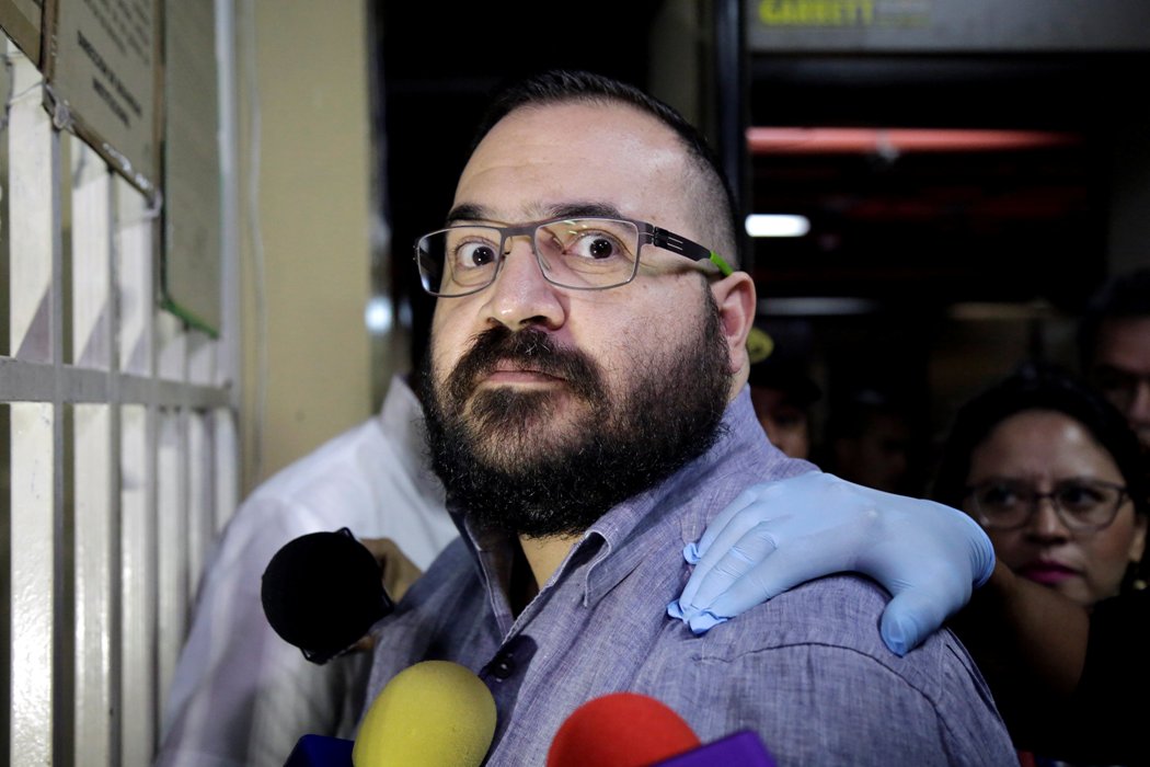 El 27 de junio, en su primera comparecencia, Javier Duarte cambió los lentes completamente negros, por unos similares, pero con armazón color verde li
