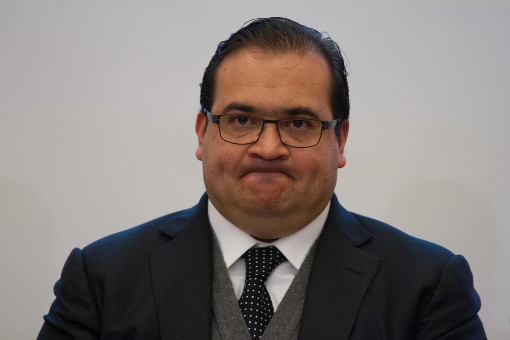 Los lentes han sido siempre un accesorio importante para Javier Duarte, quien a lo largo de los años ha utilizado diferentes modelos.