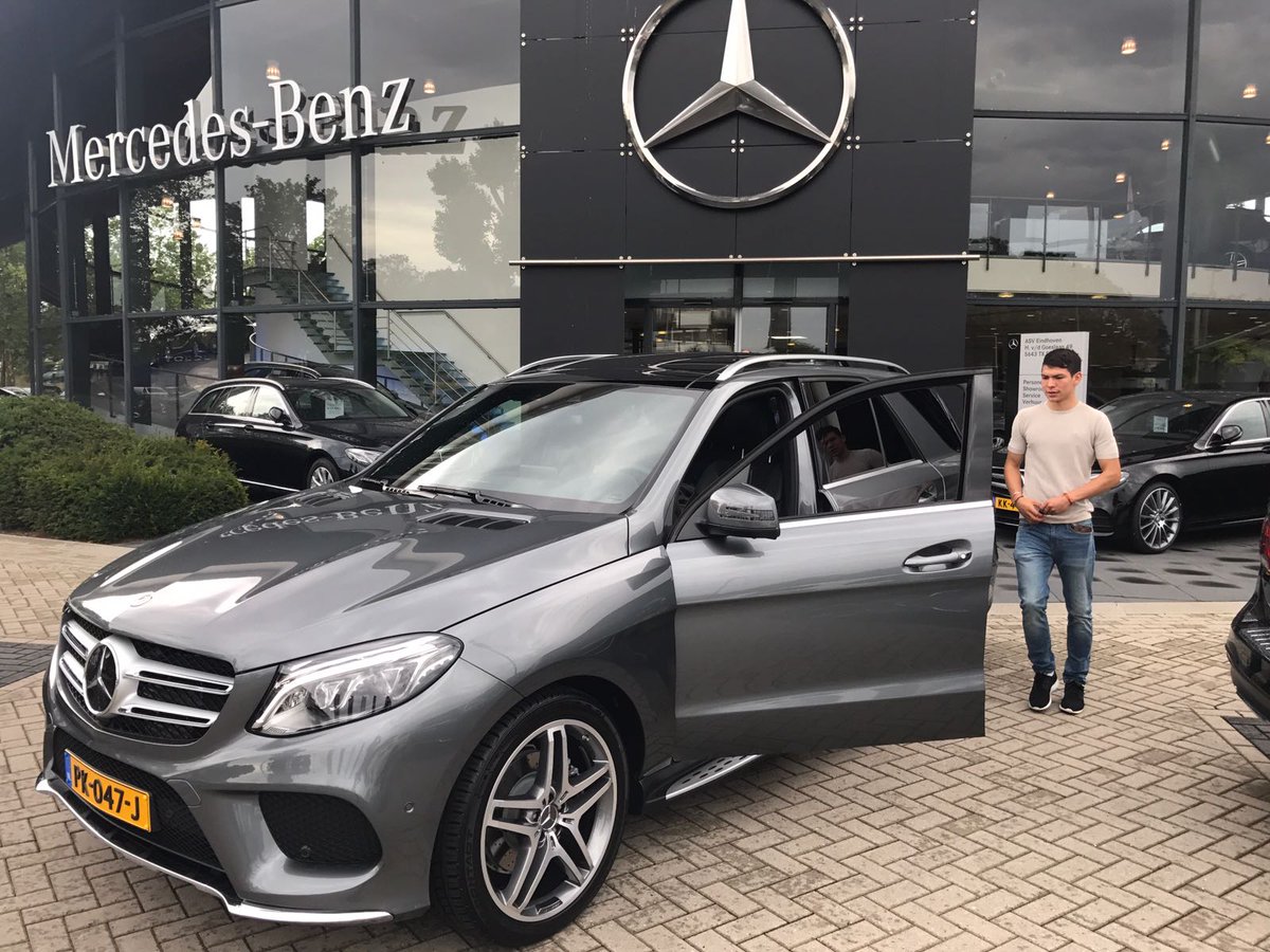 El 'Chucky' recibiendo su nuevo auto