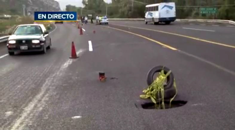 Hundimiento aparece tras las lluvias de lunes y martes frente al Parque Raymundo de Lerdo.