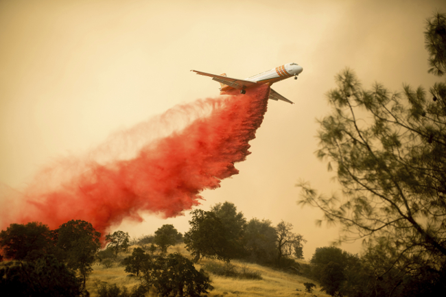 El incendio cerca de Mariposa, California, ha sido combatido por tierra y aire.