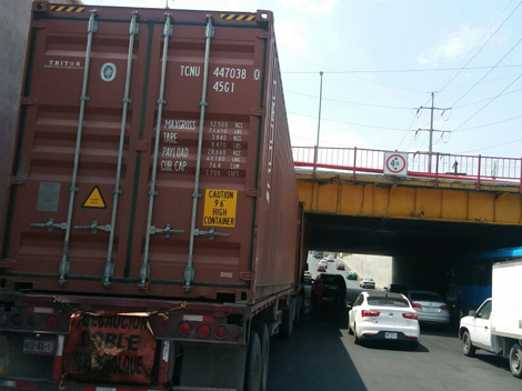 Sólo uno de los tráileres pudo salir, el otro quedó completamente atascado. 