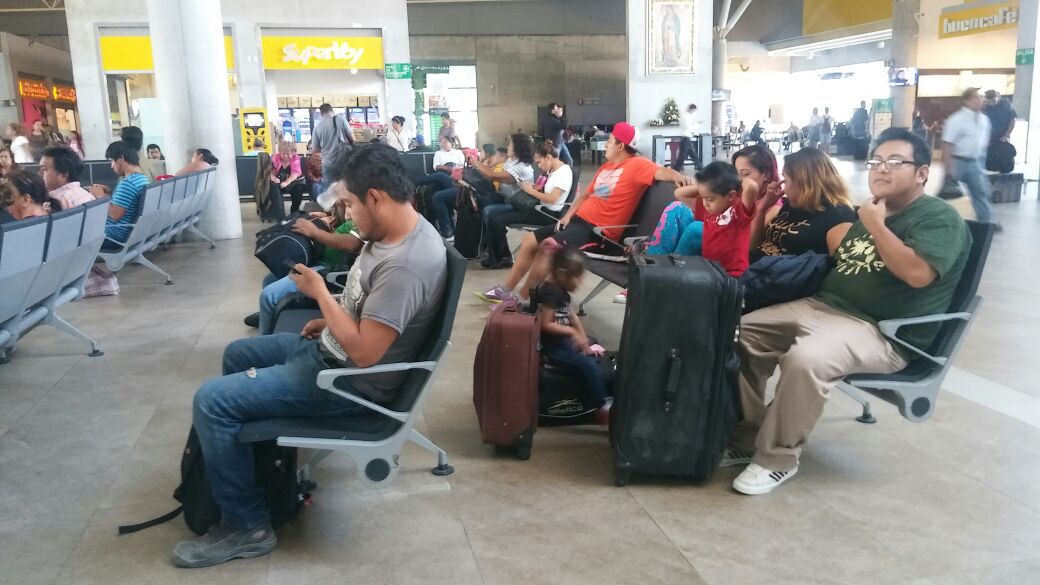 Cientos de personas arribaron este viernes a la Central de Autobuses, ubicada en la avenida Colón, en el centro de Monterrey.