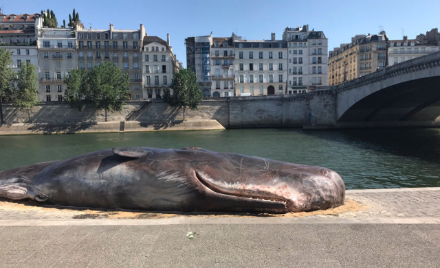 La escultura hiperrealista mide 15 metros de longitud.