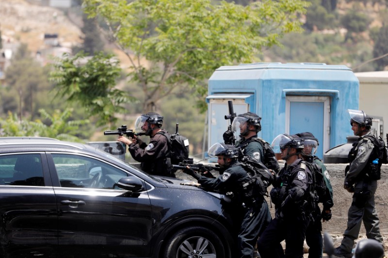 Tres palestinos murieron y en torno a 400 resultaron heridos hoy en enfrentamientos con la Policía israelí en Jersusalén y la vecina Cisjordania.