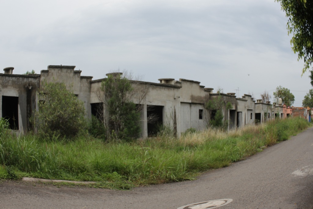 La mayor parte de las casas están deshabitadas; las ocupan ladrones.