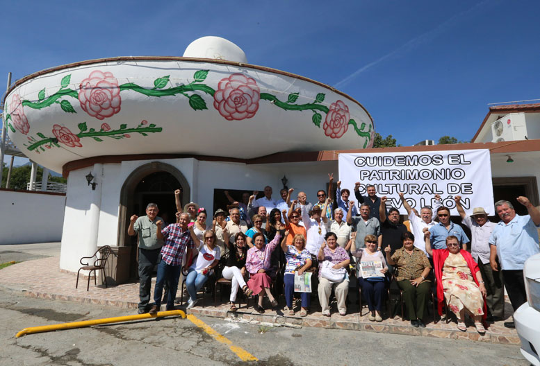Los manifestantes se reunieron en el restaurante "El Charro". 