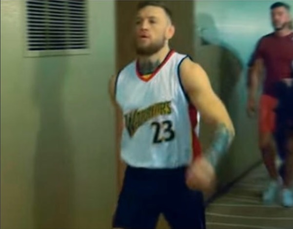 Conor McGregor portando un jersey de los Golden State Warriors