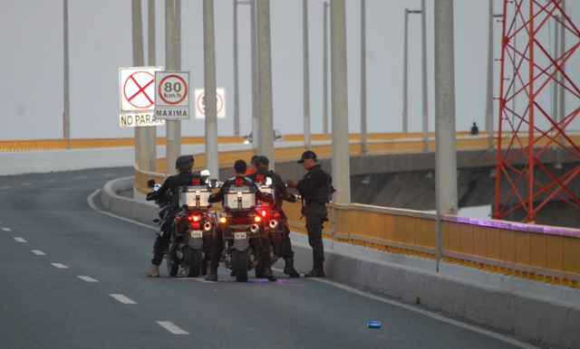 Elementos de la policía evitaron que mujer se lanzara del puente Tampico.