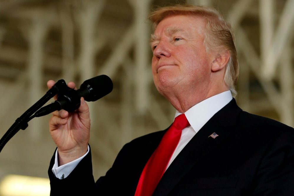 En un tuit publicado hoy por la mañana, Donald Trump reclamó que no exista una investigación formal sobre los “retorcidos crímenes de Hillary”.
