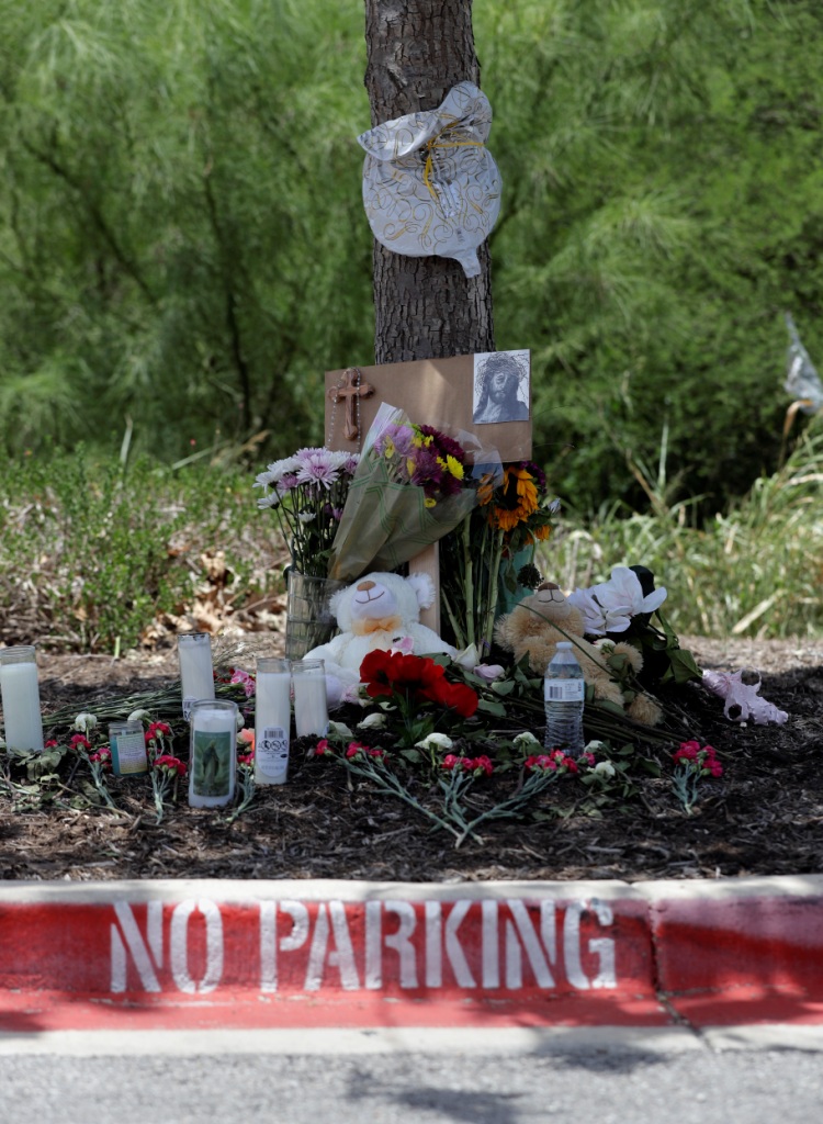 En el lugar que estaba estacionado el tráiler fue colocada una ofrenda por los migrantes que murieron en la caja de la unidad.