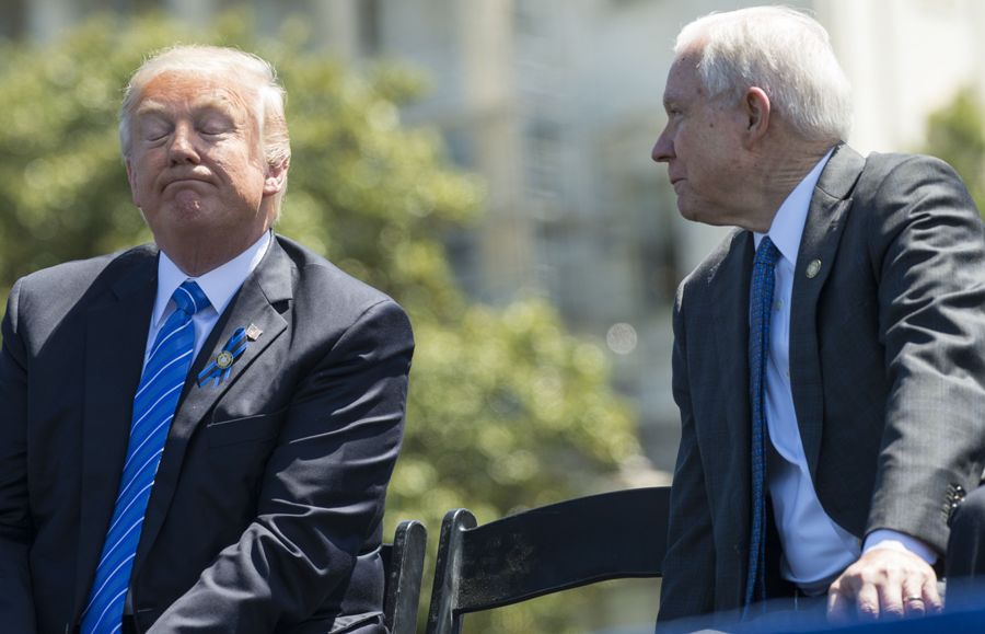 El presidente de EU, Donald Trump, y el fiscal general, Jeff Sessions.