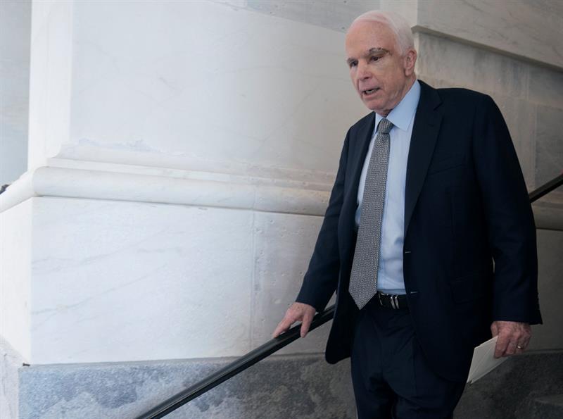 El senador John McCain, quien está bajo tratamiento por un cáncer cerebral, fue ovacionado al volver al Capitolio para votar a favor de iniciar a deba
