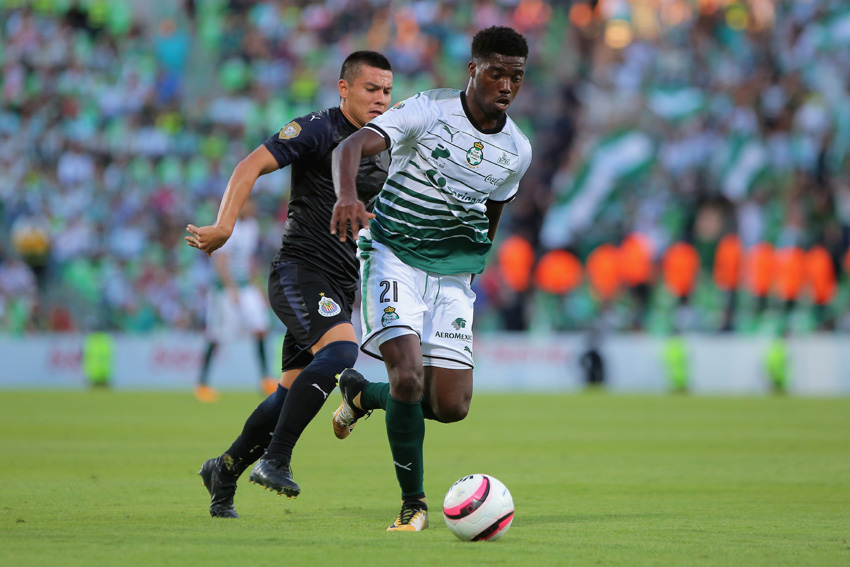 Djaniny se divirtió en la cancha, intentó, se atrevió y eso agradó a la tribuna.