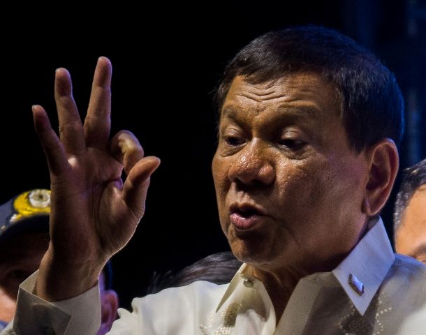 Duterte se ha mostrado indignado por los recientes ataques rebeldes comunistas contra fuerzas del gobierno, incluyendo un tiroteo en la carretera la s