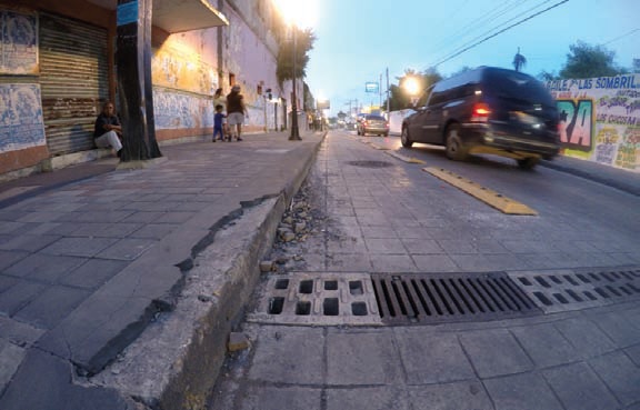 Hay grietas y desprendimientos del material en la obra que se entregó hace cuatro meses.