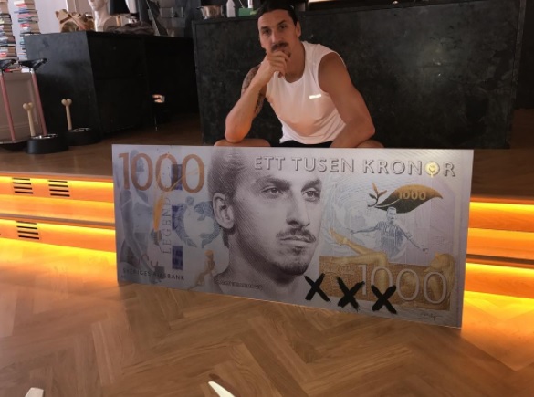 Zlatan muestra un billete de mil coronas suecas con su rostro impreso