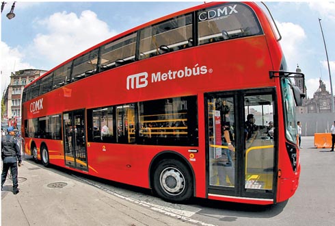 Los autobuses de dos pisos fueron exhibidos frente al Antiguo Palacio del Ayuntamiento. 