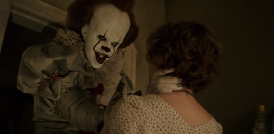 Pennywise aterra a los niños en avance de 'Eso'.