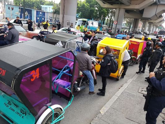 La Semovi propone a los concesionarios afectados en el operativo de Tláhuac el cambio de mototaxis a camionetas.