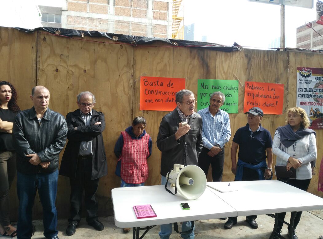 Vecinos afectados por las obras ofrecieron una conferencia de prensa afuera de la obra de Puebla 259, colonia Roma Norte.