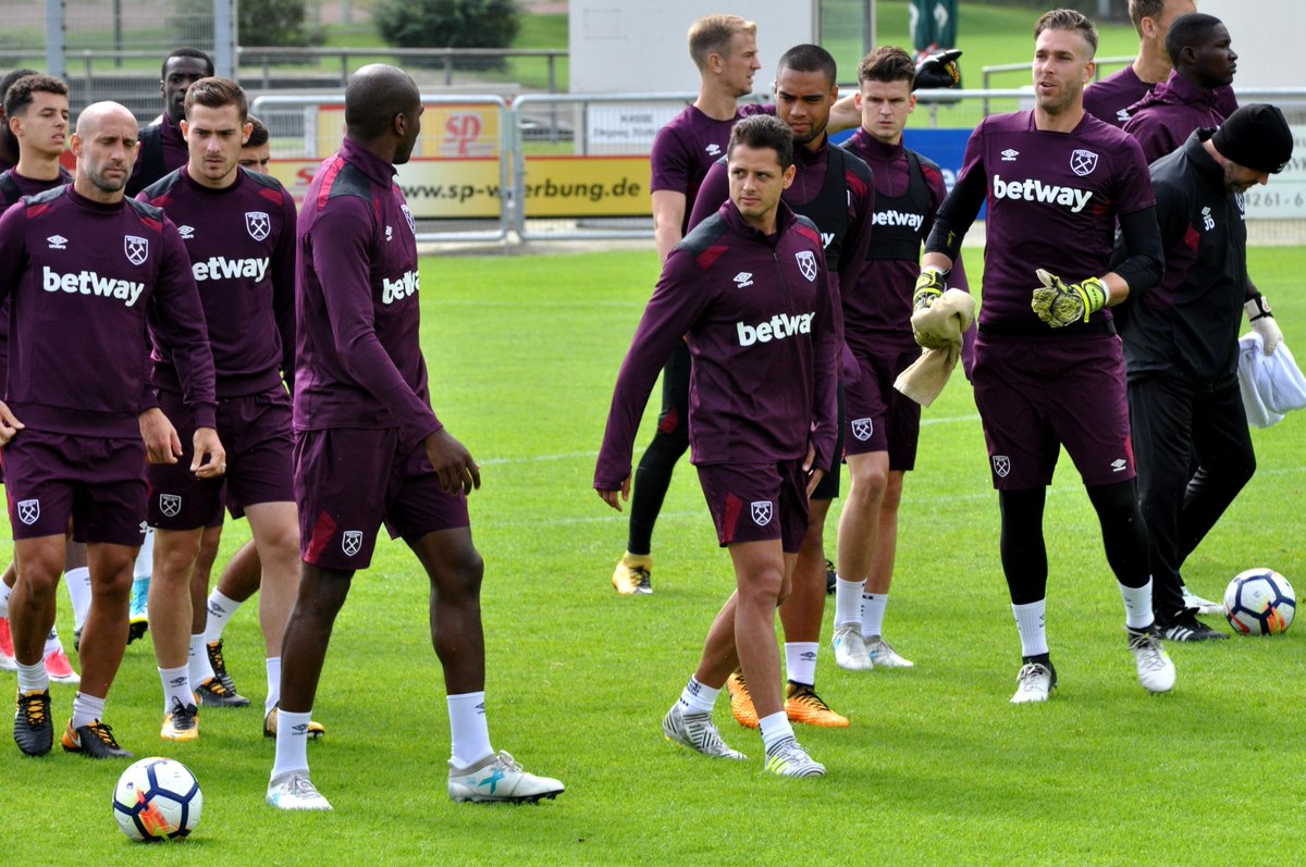 'Chicharito' durante su primer entrenamiento con el West Ham