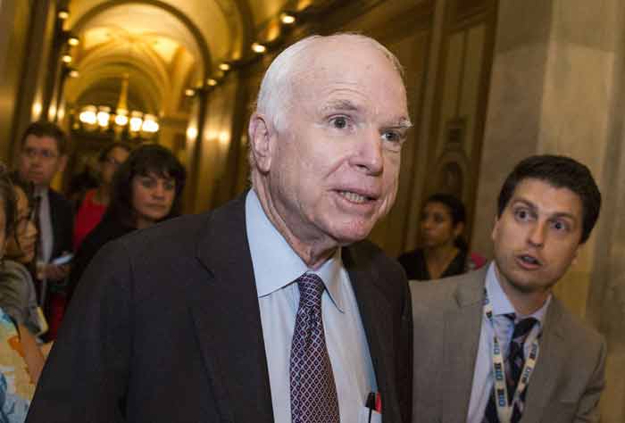 El senador John McCain, quien está bajo tratamiento por un cáncer cerebral, votó en contra de la derogación del Obamacare.