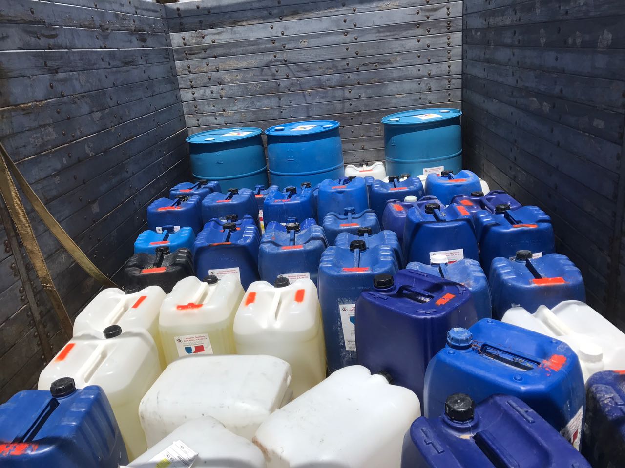 Se aseguró un camión cargado con 150 litros de sosa cáustica líquida ilegal.