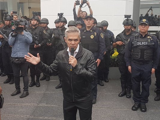 El jefe de Gobierno dió el banderazo al operativo que visitará bares y chelerías de Tláhuac y la Condesa.