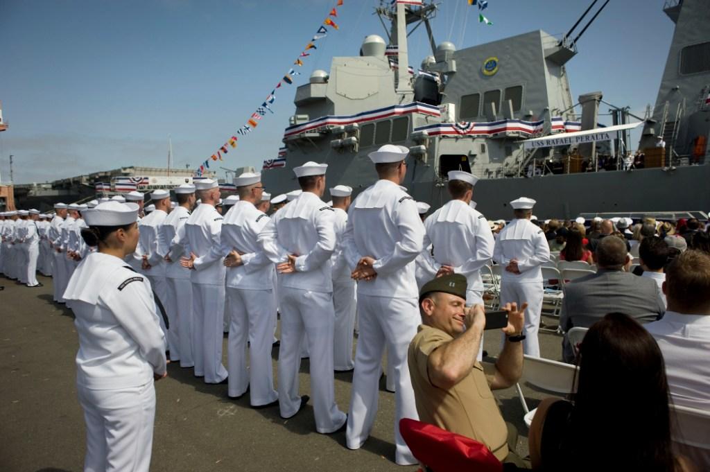 Marineros se forman frente al barco USS Rafael Peralta durante la ceremonia de inauguración.
