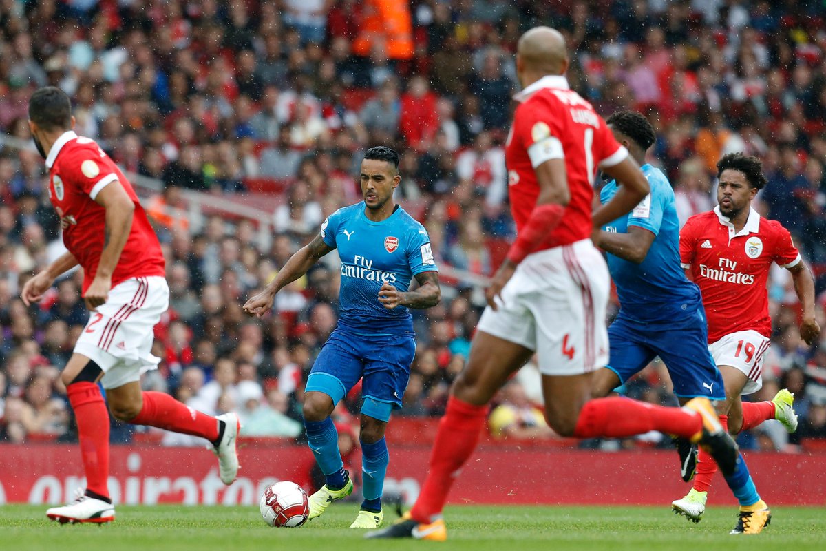 Walcott en el amistoso entre Arsenal y Benfica