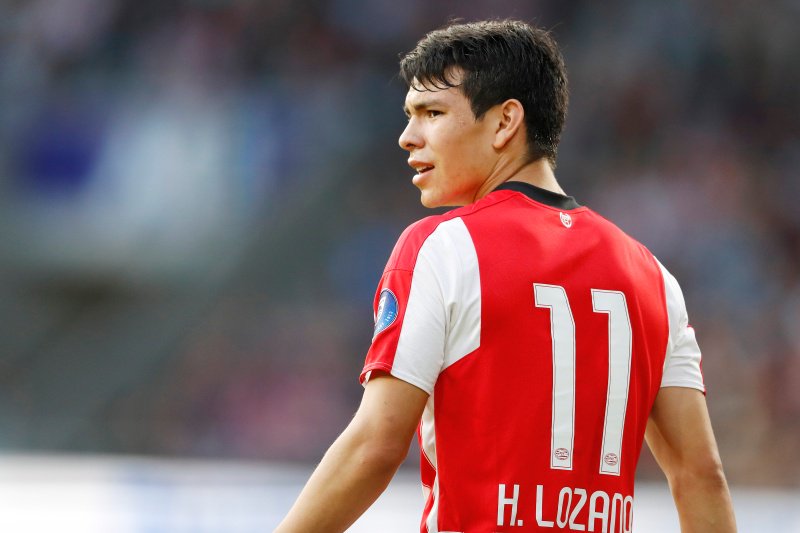 Chucky Lozano en partido de pretemporada con el PSV