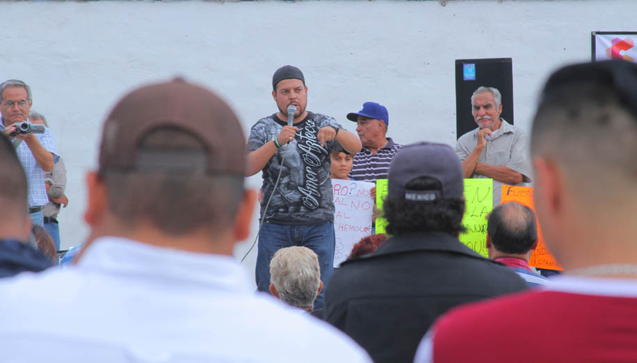 Los manifestantes dijeron buscan revocar el permiso por la vía legal. 
