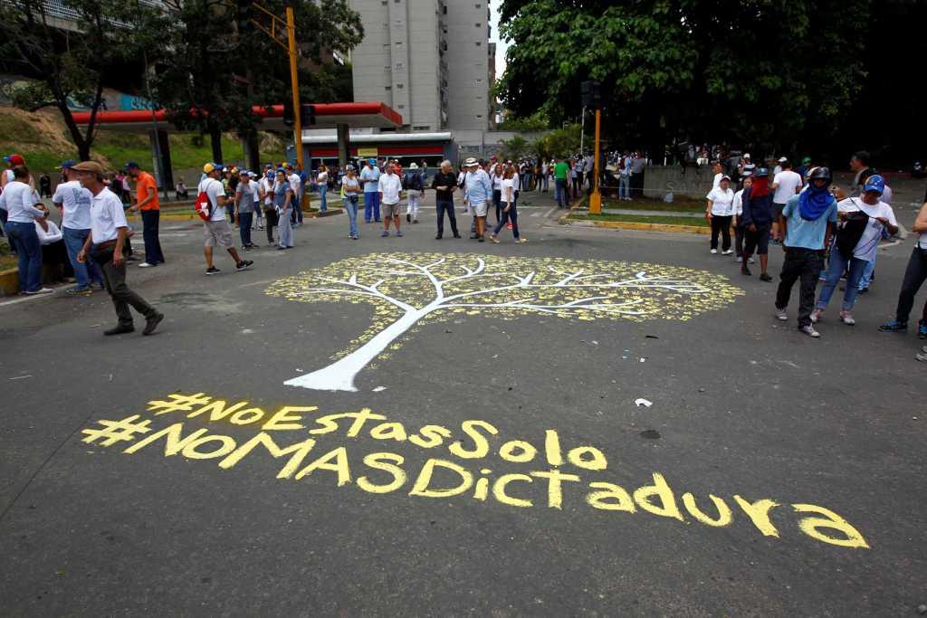 En nombre de la coalición de partidos opositores MUD, Borges llamó "a la Fuerza Armada digna, la mayoritaria".