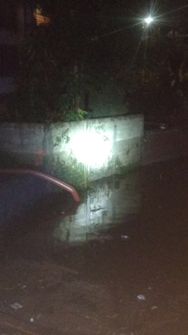 Anoche se restringió el tránsito vehicular en la vía, a la altura de Chipitlán, por el incremento del nivel de agua en la barranca.