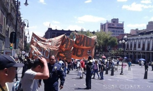 Estudiantes rechazados protestan frente a la SEP- Grupo Milenio