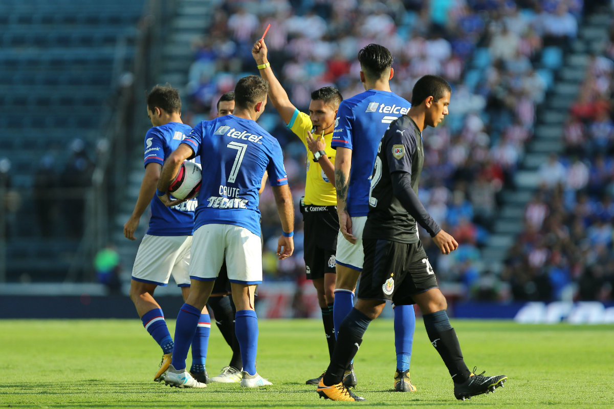 Adrián Aldrete fue expulsado en el partido vs. Chivas