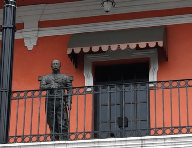 Don Porfirio fue instalado en un balcón desde donde ve la ciudad.