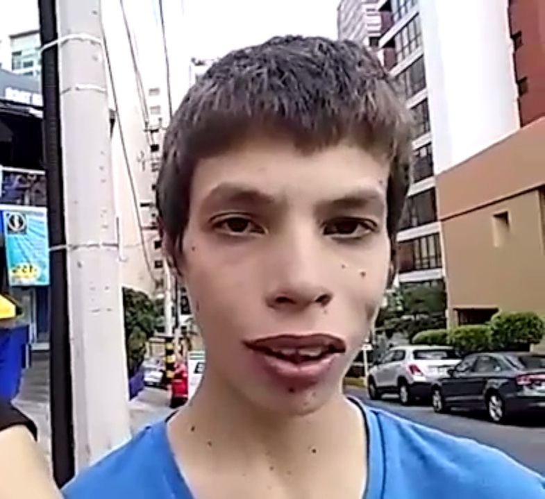 El joven vive en la calle desde hace siete años.