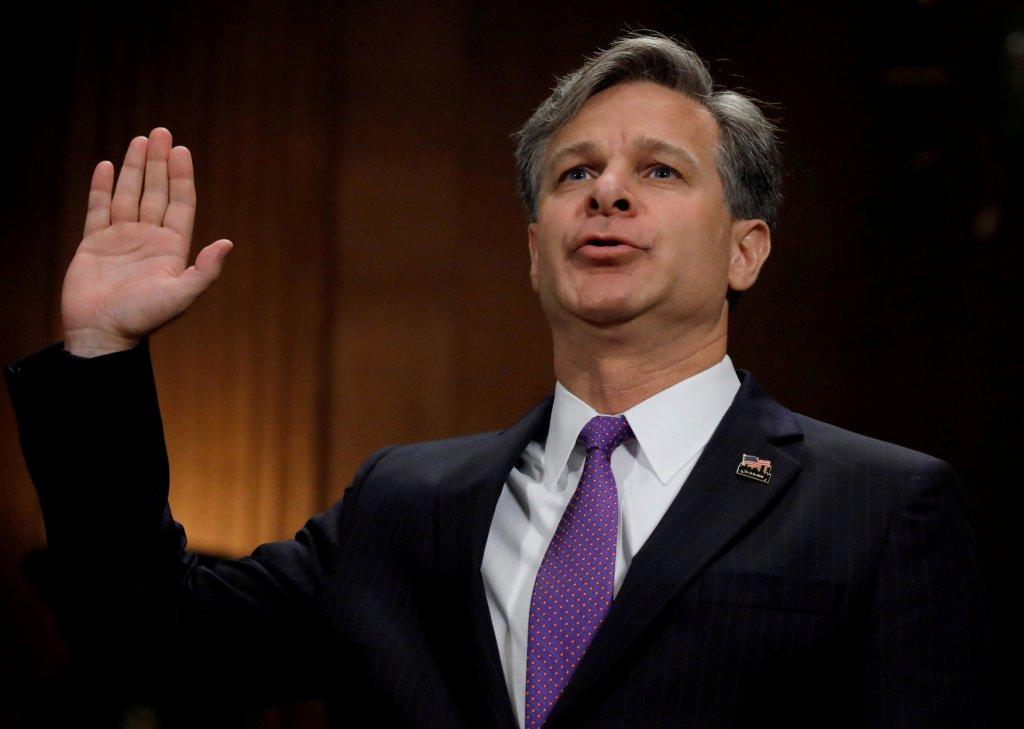Hijo de abogado y criado en Massachusetts, Wray se graduó con honores en leyes por la Universidad de Yale en 1992.