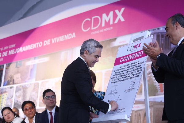 El jefe de Gobierno, Miguel Ángel Mancera, entregó mil 1144 viviendas nuevas.