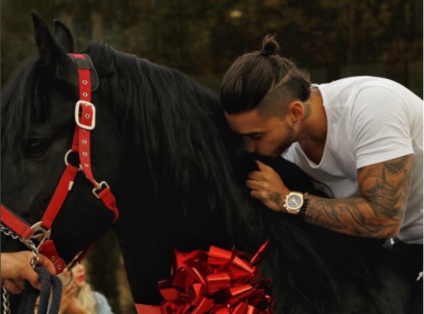 Maluma presenta a "Hércules", nuevo miembro de su familia.