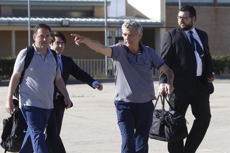 El ex presidente de la Real Federación Española de Futbol (RFEF) Ángel María Villar y su hijo Gorka a su salida de la cárcel madrileña de Soto de Real