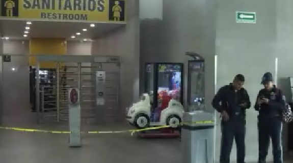 El hallazgo lo hizo una usuaria del baño quien alertó al personal de limpieza. 