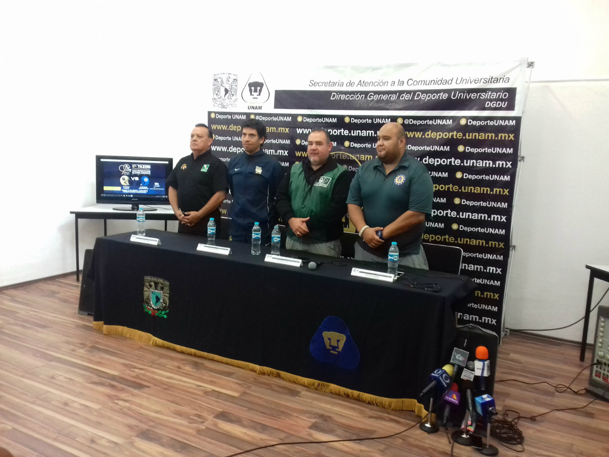 Jorge Orobio Rosas, presidente de la Federación Mexicana de Futbol Americano, Otto Becerril, head coach de Pumas Cu, Raúl Rivera, presidente de Onefa 