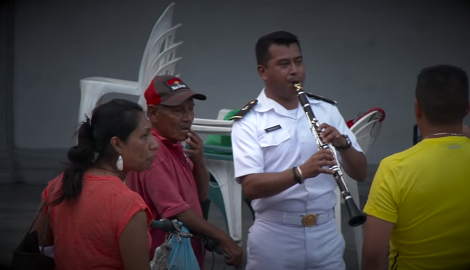 Entre el murmullo de los paseantes un músico aparece entonando el famoso huapango.