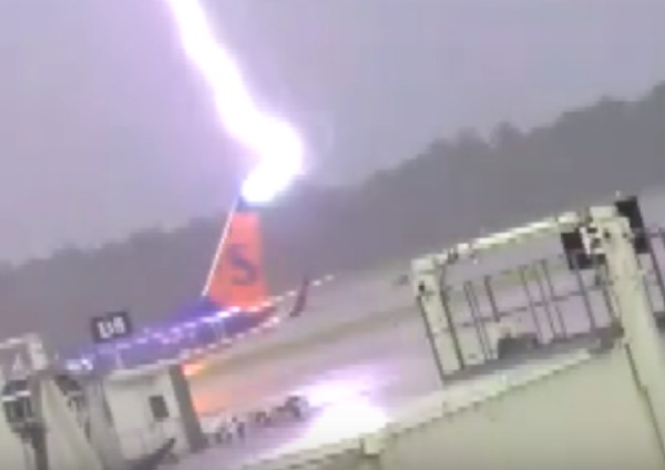 El rayo golpeó la cola del avión, viajó a través del fuselaje y alcanzó a un trabajador.