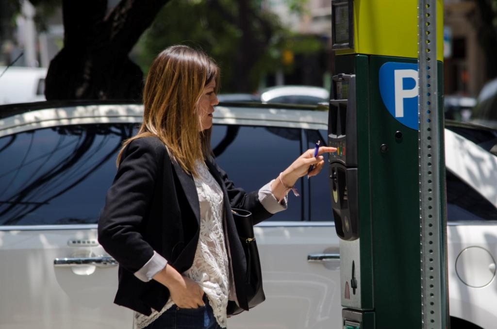 La nueva reglamentación regulará el estacionamiento en las calles mediante su uso, control, operación y cobro.