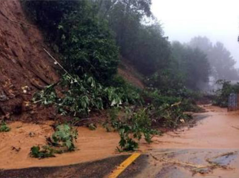 Las fuertes lluvias provocaron daños graves en la carretera Oaxaca-Puerto Escondido, tramo Juquila-Río Grande, en la región Costa de Oaxaca.